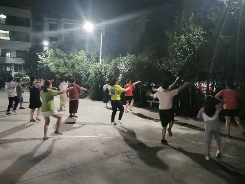 公益體彩在你身邊:邵陽雨溪社區(qū)——搭起老百姓身邊的<a href=http://www.bentong.net target=_blank class=infotextkey>健身</a>廣場 公益體彩在你身邊:邵陽雨溪社區(qū)——搭起老百姓身邊的<a href=http://www.bentong.net target=_blank class=infotextkey>健身</a>廣場