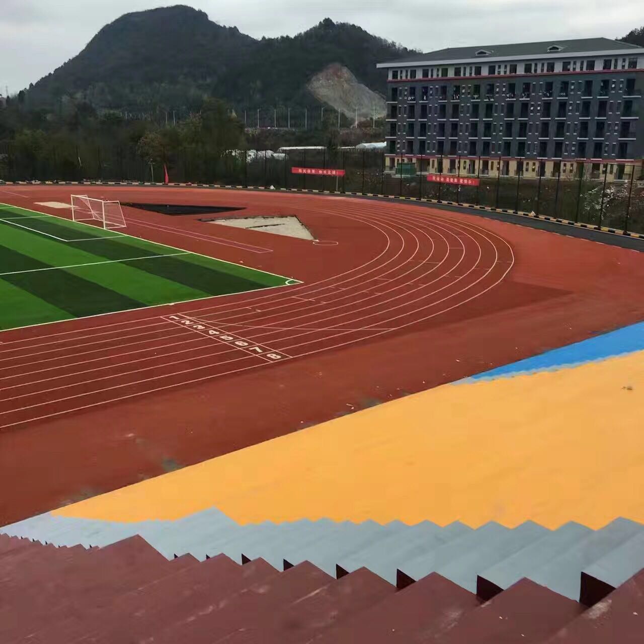 貴州農業職業學院 <a href=http://www.bentong.net target=_blank class=infotextkey>塑膠跑道</a>、球場、草坪