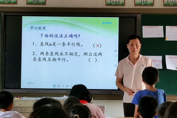 東鳳鎮教育和體育事務中心教研員吳正輝到吉昌小學指導數學課堂教學