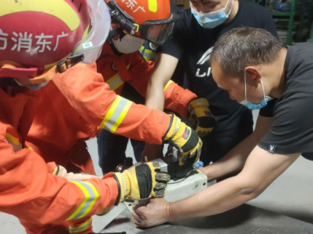 驚險！男子手指被機器“咬”住，中山三角鎮消防火速救援