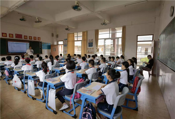 翠亨小學：中山市人民政府督學、南朗街道教育和體育事務中心副主任黃嘉宏到翠亨小學觀課調研
