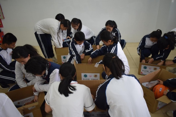 愛心傳遞 情滿校園——市僑中初中部開展向汕頭市潮陽(yáng)區(qū)上底初級(jí)中學(xué)捐贈(zèng)活動(dòng)