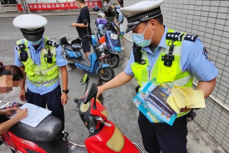 提高頭盔佩戴率！小欖交警推出多項(xiàng)措施