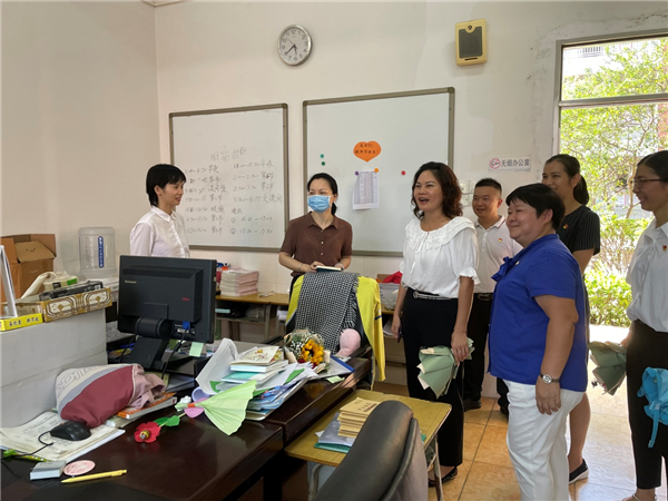 翠亨小學：南朗街道黨工委歐嘉喜委員到翠亨小學進行教師節慰問