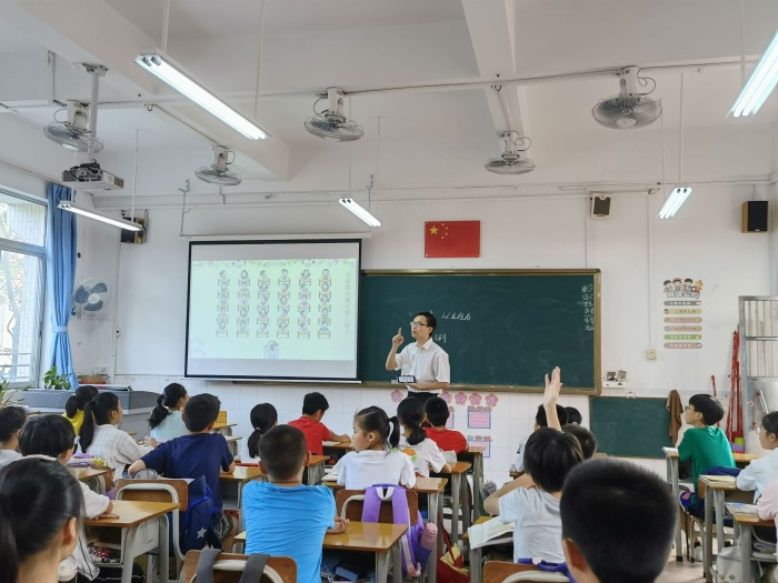 成長路上展風采 ——記東區紫嶺小學九月課堂教學展示活動