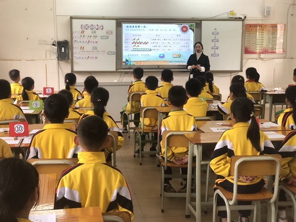 精心播撒“愛種子” 用心雕琢共成長(zhǎng)