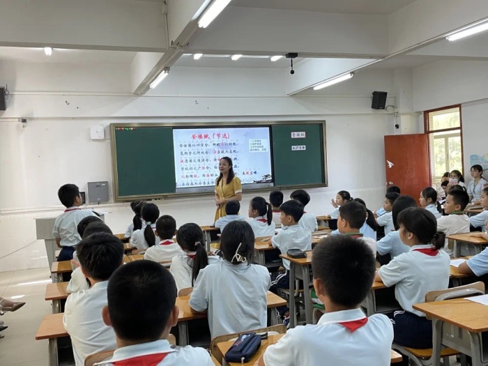 吟誦國學(xué)經(jīng)典，傳承中華文化