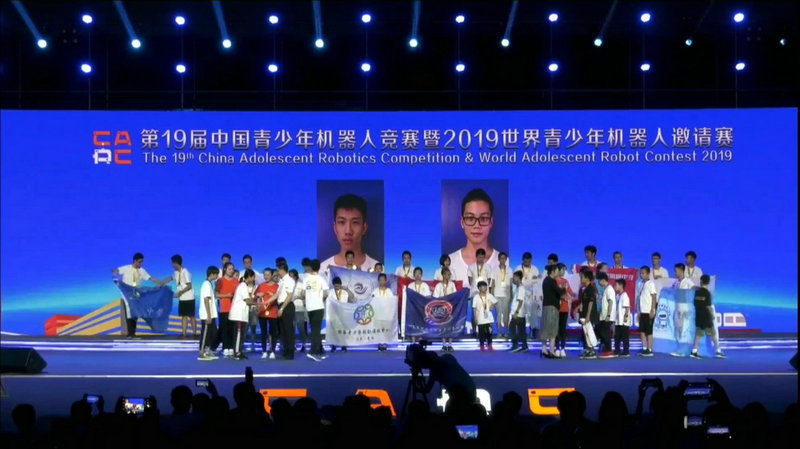 2圖為羅中學子在頒獎典禮合影留念（800px).jpg