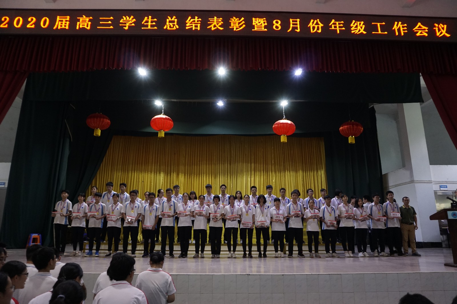 配圖1：優秀學子接受表彰.jpg