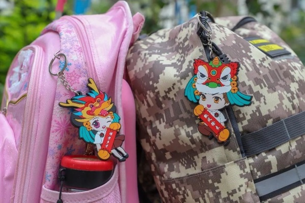 愛不釋手！火炬開發區博凱小學“明星同學”閃亮登場