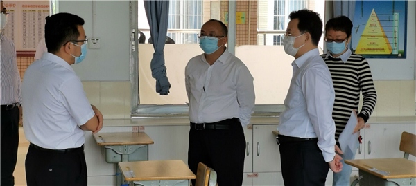 林銳熙常委來火炬區一中督查校園疫情防控和開學準備工作