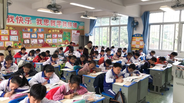 開發區教育指導中心對第二小學進行教學常規督導