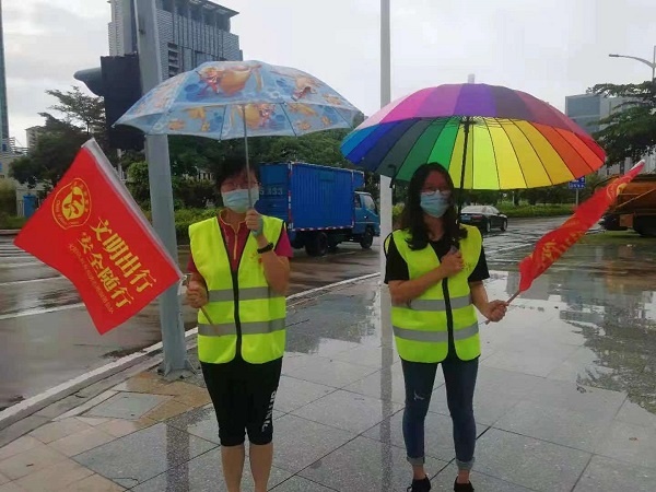 開發區第六小學志愿者冒雨參加交通文明勸導