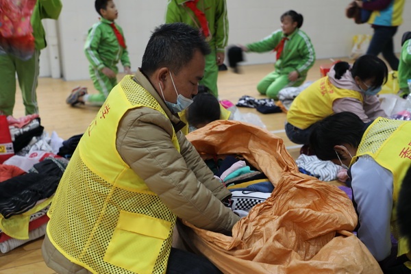開發區香暉園小學舉行“青年拾分愛——衣?物銀行”舊物收集活動
