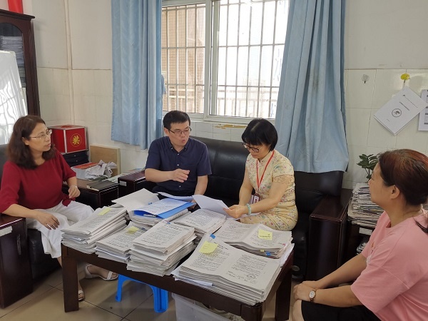 開發區教育事務指導中心對開發區中心小學進行 “五項管理”專項督導