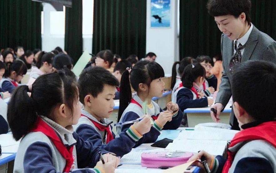 課后延時服務實施，一老師口出狂言勸退家長，“你家沒有人了？”