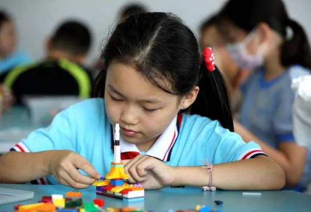 教育部下發(fā)新消息，2022年秋季將全面實施，家長的壓力終于減輕了