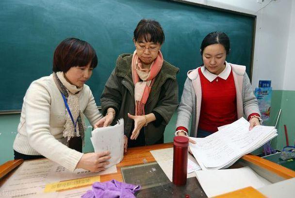 “為啥我教學20年還是初級職稱”？教師留言引熱議，官方回應來了