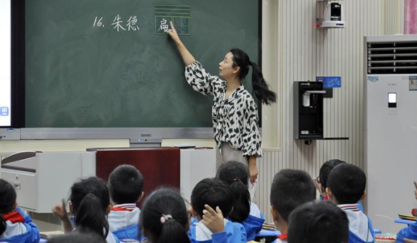 老師補(bǔ)課遭禁，兼職微商被舉報(bào)并查處，老師靈魂反問(wèn)誰(shuí)來(lái)替我養(yǎng)家