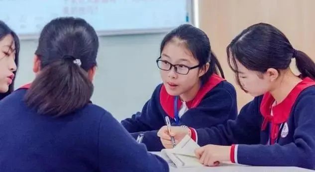 課后服務(wù)“5＋2”模式實(shí)行兩周后，一位老師被舉報(bào)了……