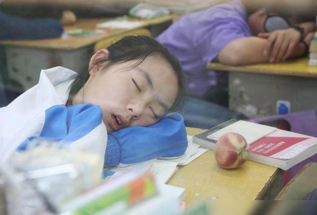 教育部下發(fā)“睡眠令”，推遲中小學(xué)到校時(shí)間，孩子睡好家長(zhǎng)卻犯愁