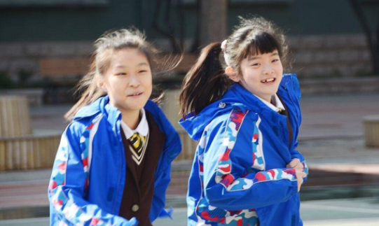 上海一小學(xué)收2320元校服費(fèi)，校服清單里還有背心？家長回復(fù)