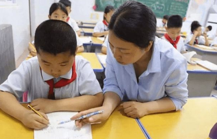 首個因“雙減”被開除的老師，引發家長憤怒，學校的做法值得稱贊