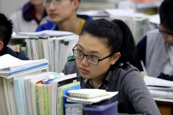教育部發通知，中小學將實行“新規定”，學生想偷玩手機不可能了