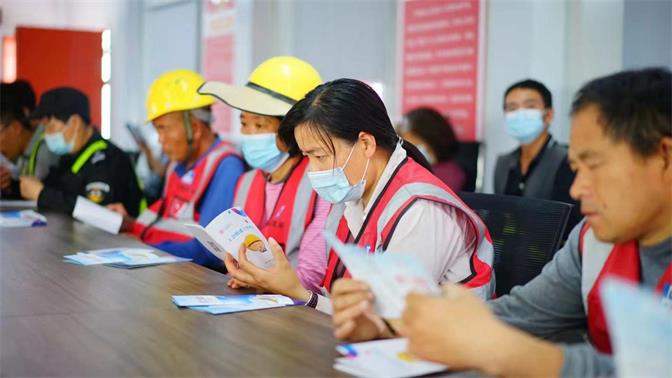 “尊法守法 攜手筑夢”農民工公益法律服務行動在華富街道現場開展2.jpg