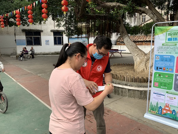 鼎湖區城管局開展“積極參與垃圾分類，攜手共享文明鼎湖”垃圾分類宣傳志愿活動（3）.jpg