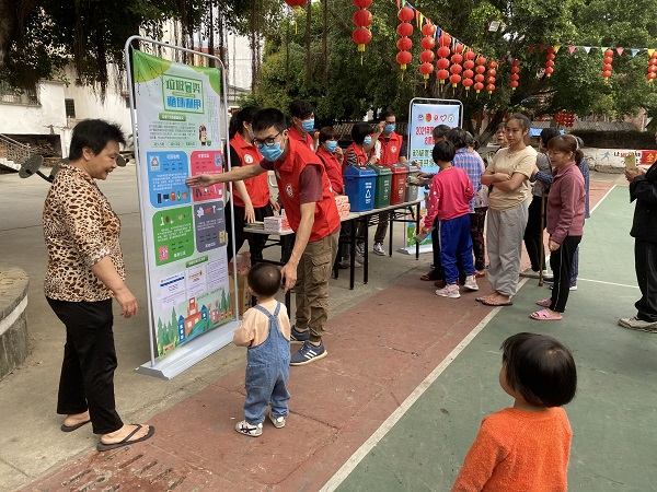 鼎湖區城管局開展“積極參與垃圾分類，攜手共享文明鼎湖”垃圾分類宣傳志愿活動（2）.jpg