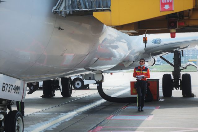 機務人員對飛機進行檢查.jpg