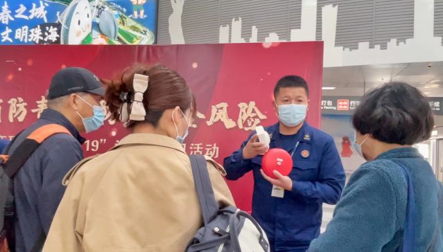 消防指戰員向旅客介紹消防設施的使用方法.jpg