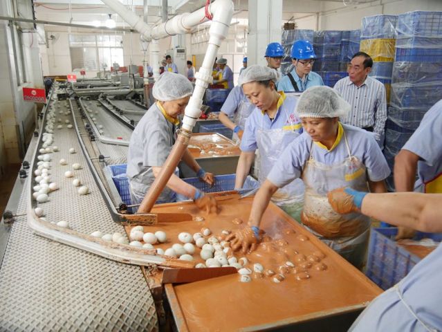 南方電網廣東中山供電局黃圃分局工作人員到泰和公司車間了解咸蛋加工生產情況。陳世聰 攝_副本.jpg