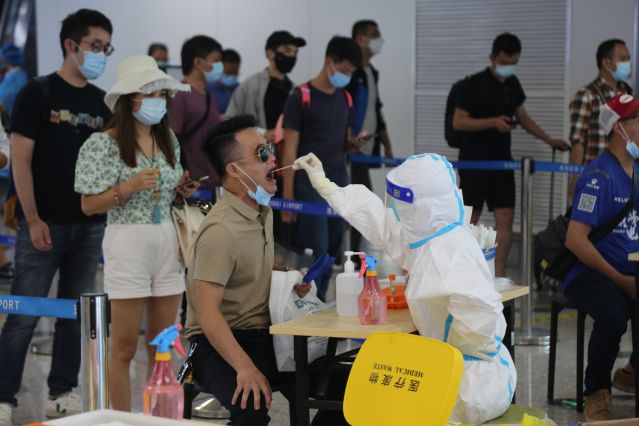 到港旅客配合進行免費落地核酸檢測.jpg