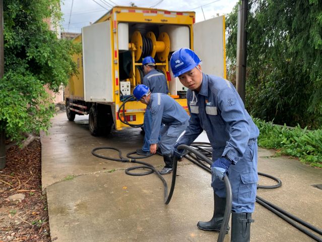 黨員走在前，駕駛應急發電車趕到現場鋪設接入發電，助力村民排灌01。梁少婷攝.jpg