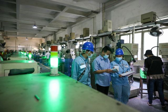 南方電網廣東中山供電局客戶服務人員上門到中山利特隆瓦斯公司聽取客戶意見，保障企業生產，為企業開通“潛