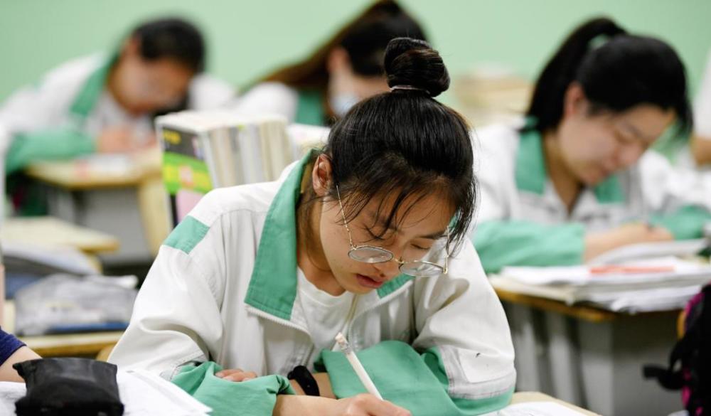 8000字繳文，0分高考卷，當年那個叛逆的河南女生，如今在哪？