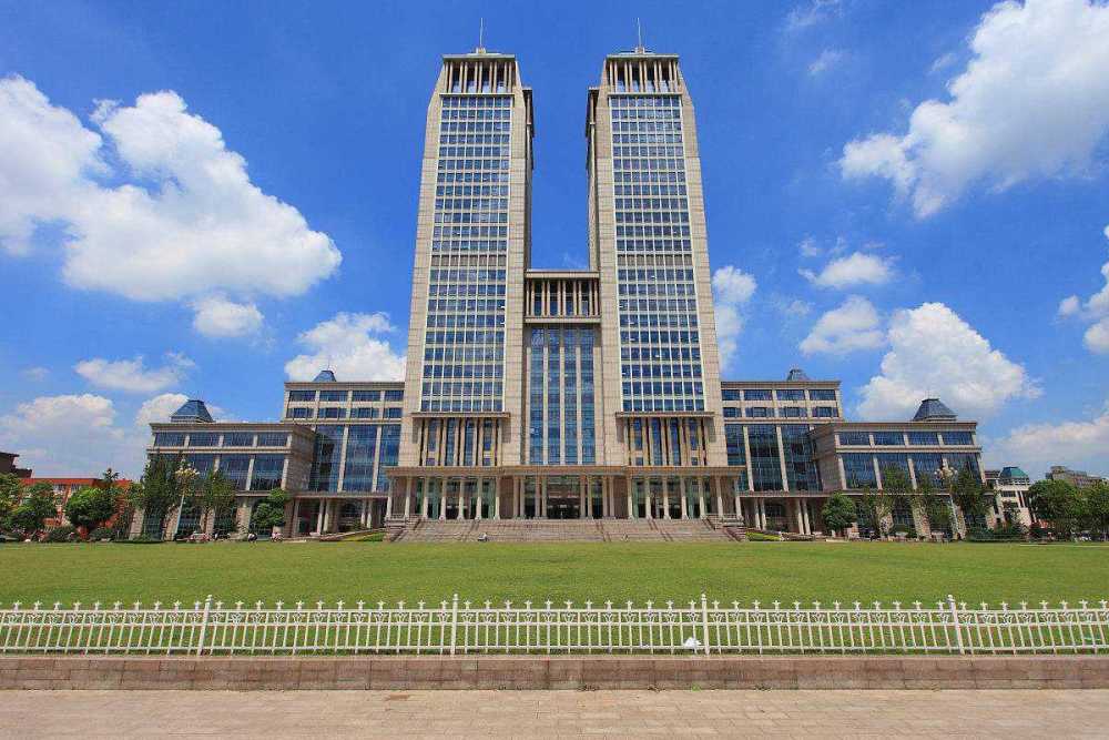 上海多所高校出現“天價學費”，家長表示壓力很大，吃不消