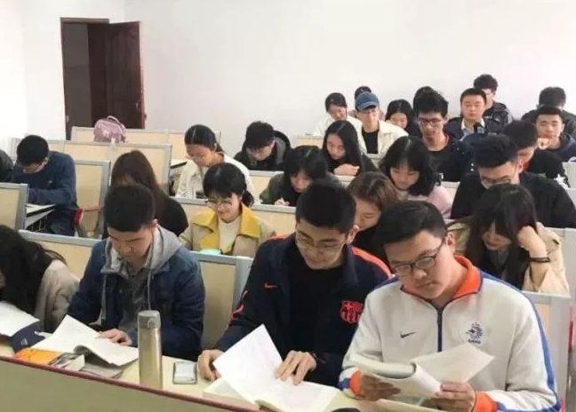 大學生曬“課程表”，原來不同專業差距這么大，旱的旱死澇的澇死