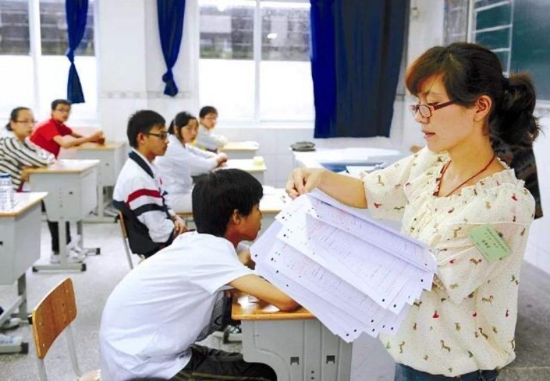 高考結束后，監考老師為何要收草稿紙？事關學生成績不能馬虎
