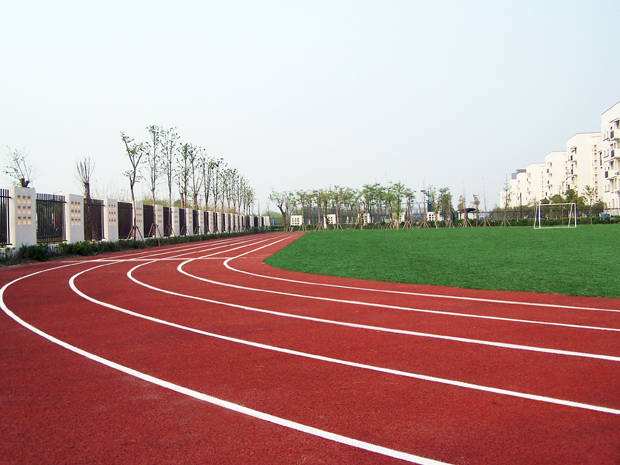 大家信賴的<a href=http://www.bentong.net target=_blank class=infotextkey>塑膠跑道</a>，你確定真的都了解嗎？