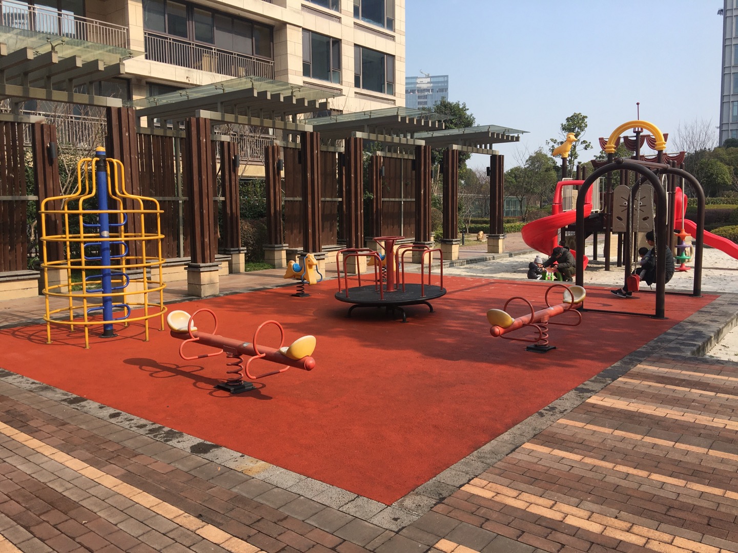 合景領(lǐng)峰小區(qū)5號(hào)樓南的老年康樂(lè)設(shè)施市民健身點(diǎn)