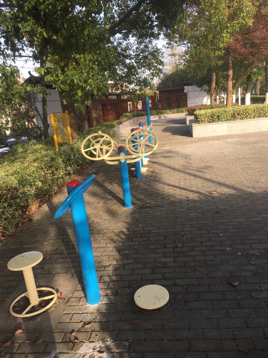 老港鎮(zhèn)濱海居民委員會建設(shè)村車站健身苑點 老港鎮(zhèn)濱海居民委員會建設(shè)村車站健身苑點
