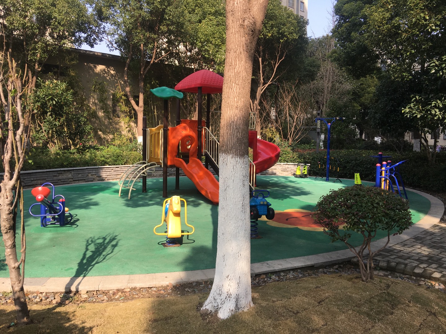 綠地臻品嘉園小區(qū)889弄98號樓前市民健身點