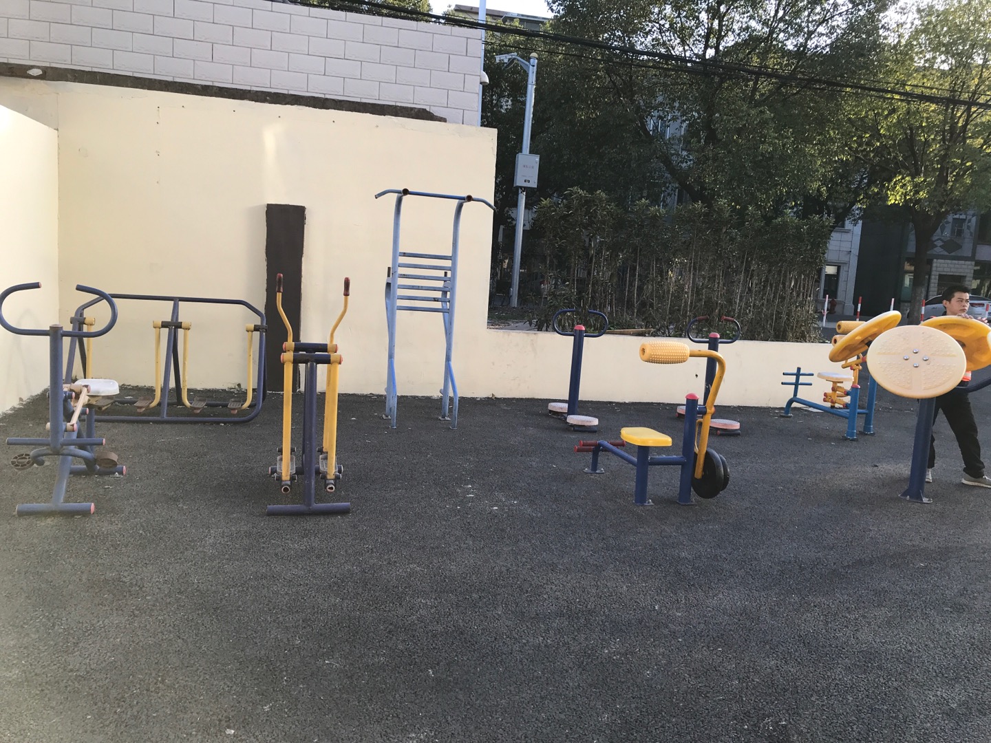 鹽倉居委鹽朝公路71號健身路徑 鹽倉居委鹽朝公路71號健身路徑