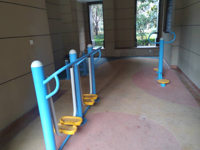 東方御府小區3號樓架空層市民健身點