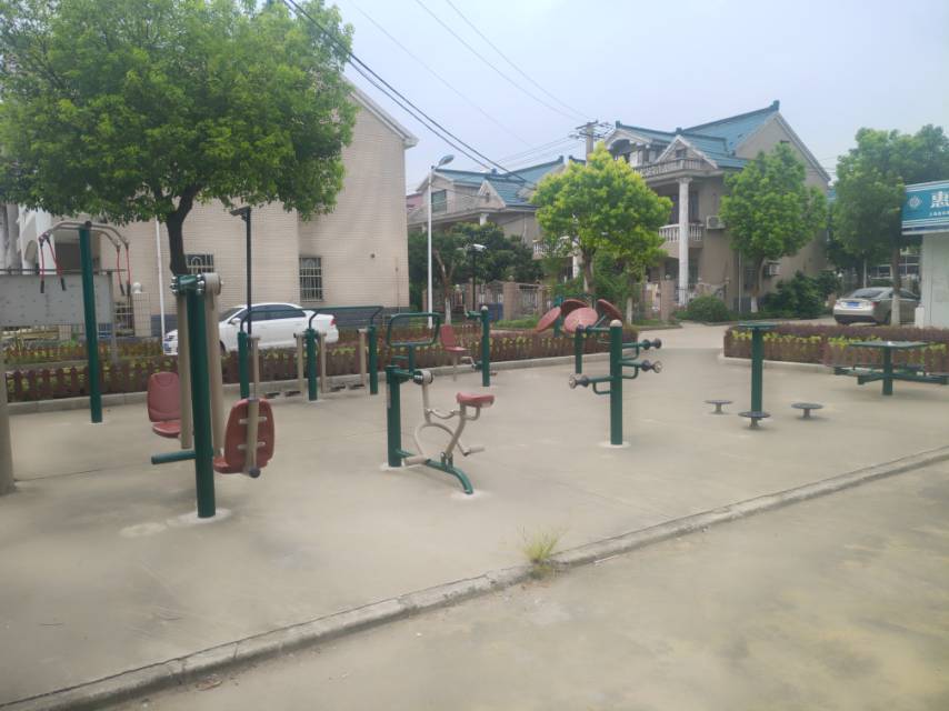 方翔社區(qū)沁園別墅300弄92號前健身點(diǎn)