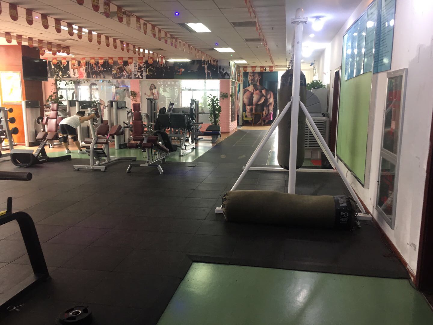 新橋鎮(zhèn)社區(qū)文化活動中心市民健身房