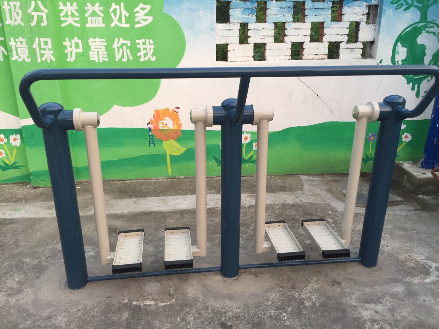 二位太空漫步機